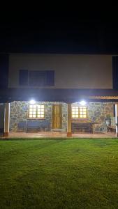 een stenen gebouw met twee ramen en twee banken bij Mar y Montaña - casa completa finca privada in Lamuño