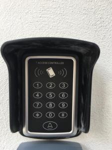 un telecomando nero fissato a un muro di Villa Andalù Appartamenti a San Giovanni Rotondo