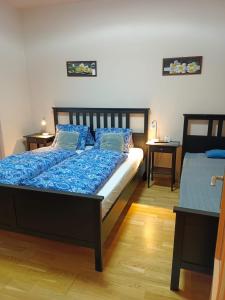 卡羅維發利的住宿－msprivat，一间卧室配有一张带蓝色床单的床和两张桌子