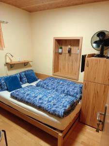 卡羅維發利的住宿－msprivat，一张带蓝色床单的睡床