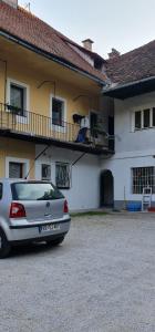 un'auto parcheggiata di fronte a una casa di Love Nest apartment a Lubiana