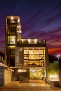 un edificio con luces por la noche en Jai-cob’s Suites en Corón