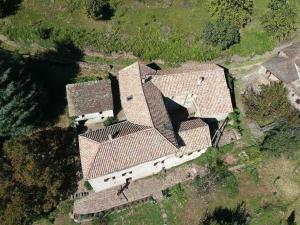 una vista sul tetto di una casa di Maison rurale au cœur des Cévennes Ardéchoises a Dompnac