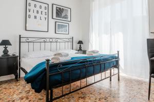 una camera con un letto e una coperta blu di BG Stay a Bergamo