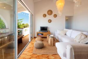 ein Wohnzimmer mit einem weißen Sofa und einem TV in der Unterkunft Villa Margarita 85 With Expectacular see Views in Son Bou