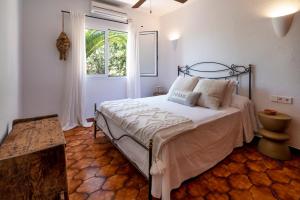 Schlafzimmer mit einem Bett und einem Fenster in der Unterkunft Villa Margarita 85 With Expectacular see Views in Son Bou