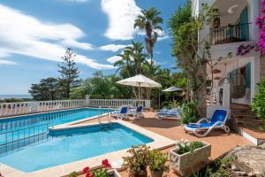 ein Pool vor einem Haus in der Unterkunft Villa Margarita 85 With Expectacular see Views in Son Bou