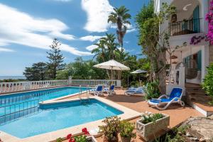 una piscina davanti a una casa di Villa Margarita 85 With Expectacular see Views a Son Bou