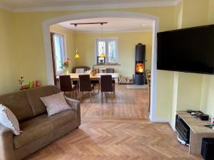 a living room with a couch and a dining room at The Villetta in Petershausen