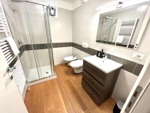 bagno con doccia, lavandino e servizi igienici di Oderisi Studio Suite a Roma