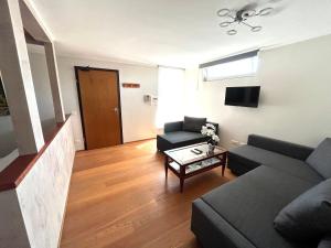 un soggiorno con un divano e un tavolo di Oderisi Studio Suite a Roma