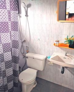 y baño con aseo y lavamanos. en Newnormal Hotel, en Chiang Mai