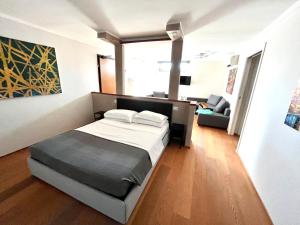 Un pat sau paturi într-o cameră la Oderisi Studio Suite