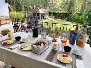 B&B Monroe في Averbode: طاولة بيضاء عليها صحون طعام