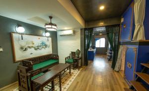 Biliár nebo kulečník v ubytování Lynlan Hostel & Cafe
