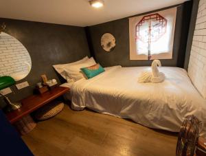 Postel nebo postele na pokoji v ubytování Lynlan Hostel & Cafe