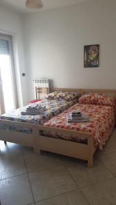 uma cama com um edredão num quarto em CASA GIOVANNI em Polignano a Mare