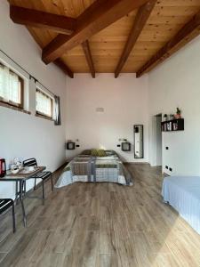 - une chambre avec un lit et une table dans l'établissement B&B Cascina Bedria, à Ivrea