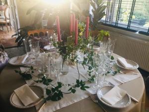 een tafel met een witte tafeldoek en kaarsen erop bij Huyze-peppins in Maldegem