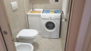 uma pequena casa de banho com uma máquina de lavar roupa e um WC em CASA GIOVANNI em Polignano a Mare mais 1 fotografia