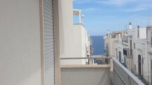 um apartamento varanda com vista para o oceano em CASA GIOVANNI em Polignano a Mare