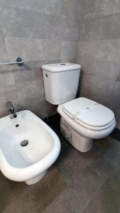bagno con servizi igienici e lavandino di Marricrio House a Catania