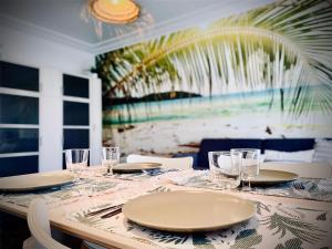 Reštaurácia alebo iné gastronomické zariadenie v ubytovaní Studio Front de Mer à 10mètres de la plage