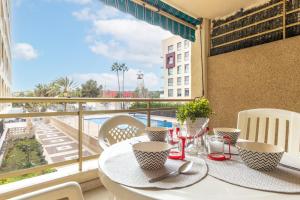 Balkón nebo terasa v ubytování Apartamento con piscina a 250m de la playa
