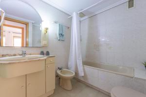 Koupelna v ubytování Apartamento con piscina a 250m de la playa + 4 fotografie