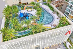 頭頓的住宿－The Song Vung Tau Apartment，享有度假村游泳池的顶部景致