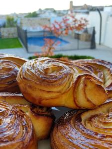 una pila de pasteles sentados sobre una mesa en Insula Barataria, en Belmonte