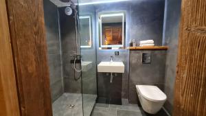 Koupelna v ubytování The Loft - unique apartment, NR MORZINE + 30 fotografií