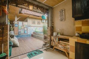 una camera con cucina e soggiorno di Samblung Mas House a Denpasar