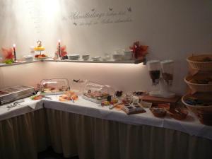ein Tisch mit einem Buffet mit Speisen drauf in der Unterkunft Haus Drei Tannen in Schieder-Schwalenberg
