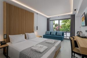 Postel nebo postele na pokoji v ubytování Oceanis Beach Hotel