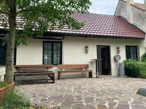 dos bancos sentados fuera de una casa en Perschlingtalhof, en Auern
