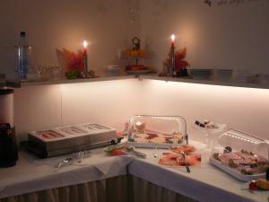 una mesa con platos de comida con velas en Haus Drei Tannen, en Schieder-Schwalenberg