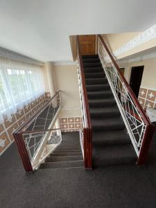 una rampa di scale in un edificio di Motel Orion 