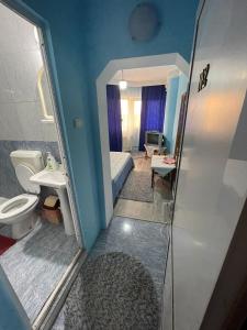 a small bathroom with a toilet and a sink at Motel Orion 