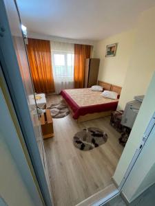 ein kleines Zimmer mit einem Bett in einem Zimmer in der Unterkunft Motel Orion 