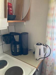 eine Küchentheke mit Kaffeemaschine und Toaster in der Unterkunft Svens Stuga in Burträsk