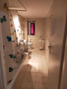 ein Badezimmer mit einer Badewanne, einem WC und einem Waschbecken in der Unterkunft Locazione turistica di Via Ottaviano a Roma in Rom