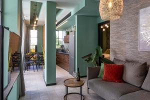 Ruang duduk di The Shell House