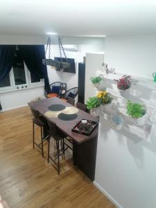 uma cozinha e sala de jantar com mesa e cadeiras em Apartmani Kiko em Porec