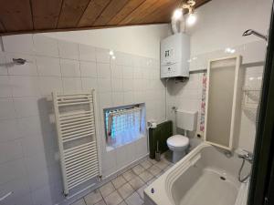 ein Badezimmer mit einer Badewanne, einem WC und einem Waschbecken in der Unterkunft Ca’ Adele in Morbegno