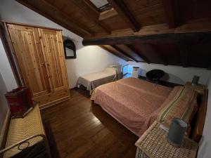 ein kleines Schlafzimmer mit 2 Betten und einem Schrank in der Unterkunft Ca’ Adele in Morbegno
