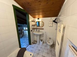 La salle de bains est pourvue d'un lavabo et de toilettes. dans l'établissement Ca’ Adele, à Morbegno