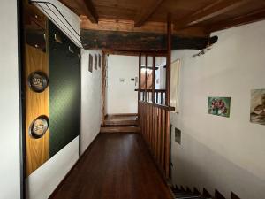 - un couloir dans une maison revêtue de parquet dans l'établissement Ca’ Adele, à Morbegno