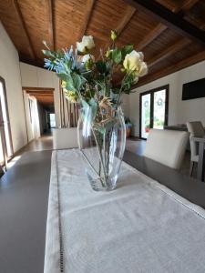 un jarrón lleno de flores sentado en una mesa en Equiturismo San Lorenzo - Villa KAMARA, en Cammarata