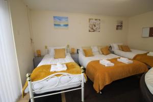 1 dormitorio con 2 camas y toallas. en Annex at 29B St Ann's, en Rotherham